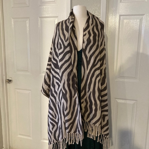 NEIMAN MARCUS Zebra Print Fringe - Picture 1 of 9